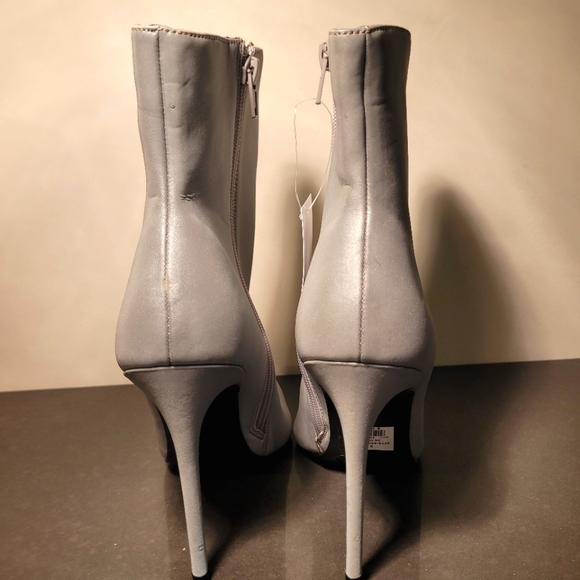 New Silver Wild Diva Reflective stiletto Ankle Booties size 7 - Picture 4 of 4